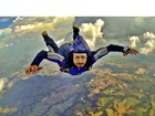 Caio Castro salta de paraquedas