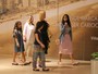 Flávia Alessandra passeia com as filhas em shopping no Rio