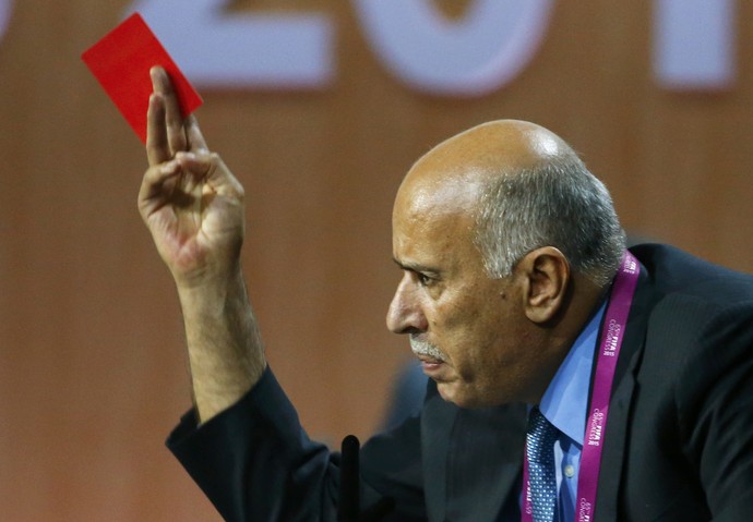 Representante da Palestina usa cartão vermelho (Foto: Ruben Sprich/ Reuters)