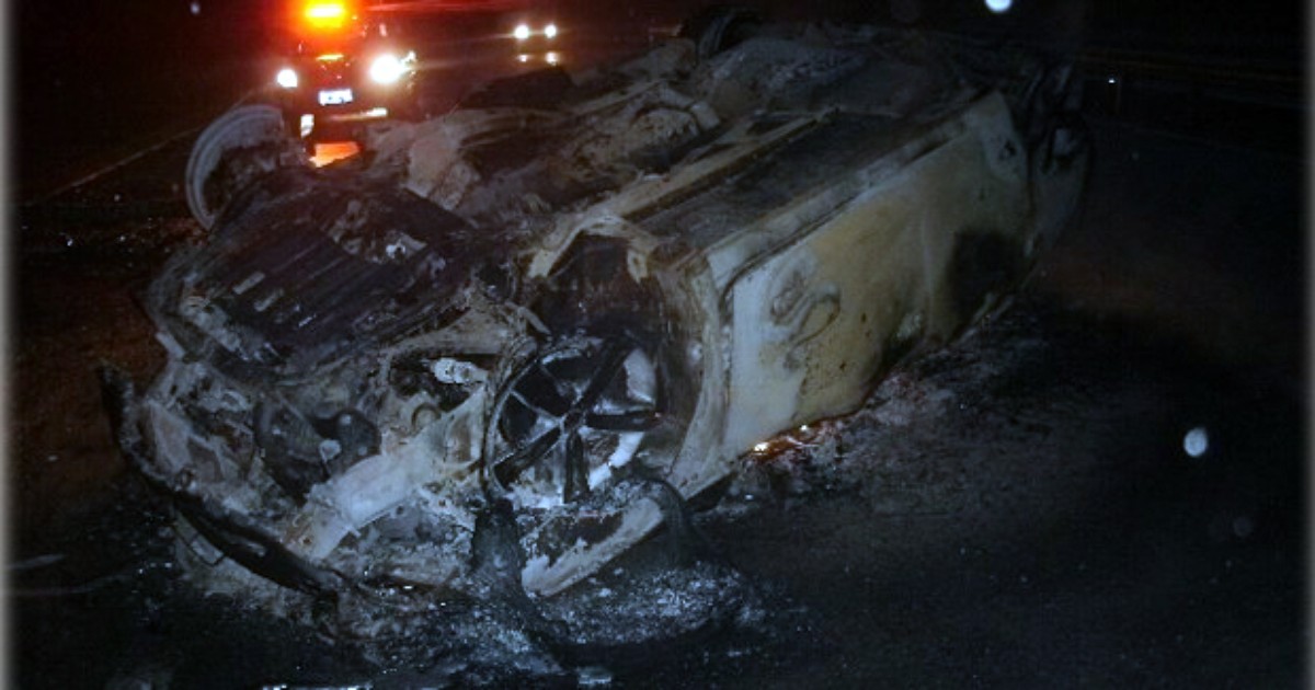 G1 Carro bate em árvore pega fogo e três ficam feridos na Fernão