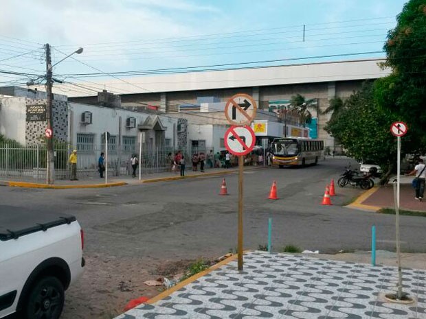 Ao mudar trânsito na rua Doutor José Gonçalves, secretaria esqueceu de retirar uma das placas de trânsito em Natal (Foto: Muriu Mesquita/Inter TV Cabugi)
