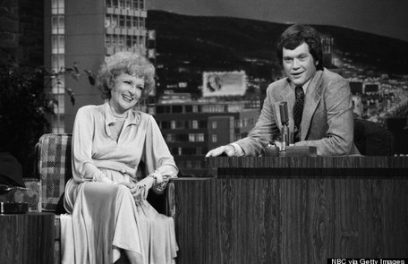 Com Betty White, como apresentador substituto de Johnny Carson, então dono da cadeira do 'Late show', em março de 1979 Reprodução da internet