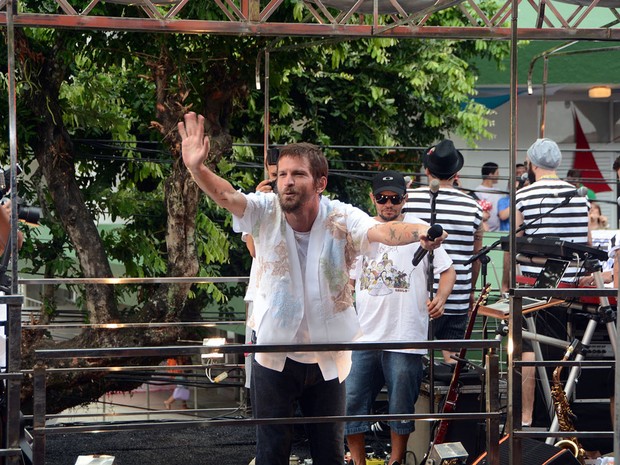 Saulo iniciou sua apresentação com a canção "PLanta na Cabeça". (Foto: Marcos Costa/Ag. Haack/Agecom)