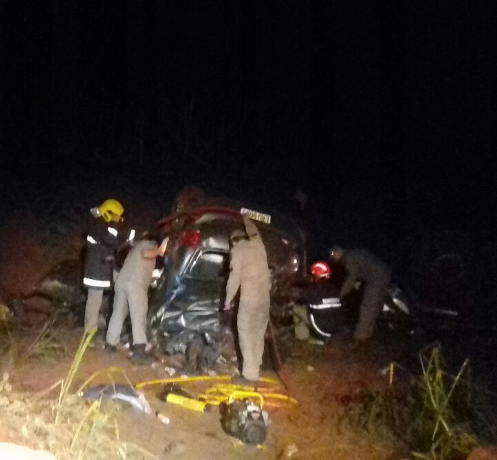 Três pessoas que estavam no carro atingido pelo caminhão morreram no local do acidente (Foto: PRF/Divulgação)