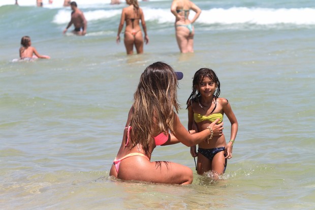 Nicole Bahls na praia da Barra da Tijuca, RJ (Foto: Wallace Barbosa/AgNews)