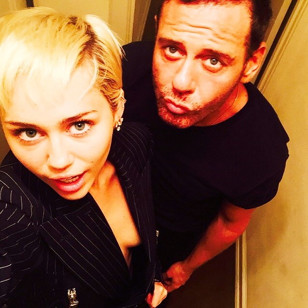 Miley Cyrus posa com amigo (Foto: Instagram/ Reprodução)