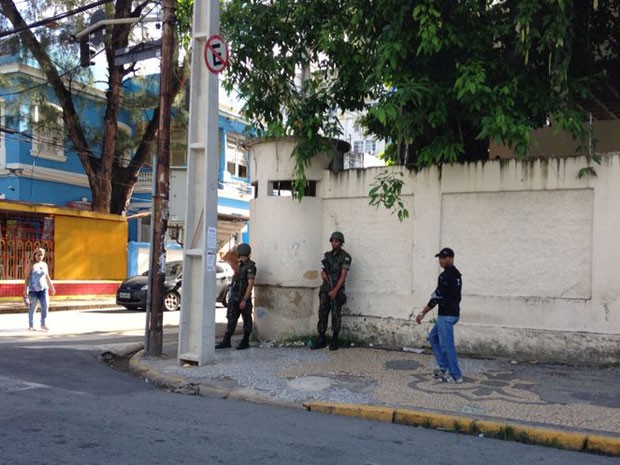 Militares ocupam ruas do Centro da capital pernambucana (Foto: Marcos Cirano/Acervo Pessoal)