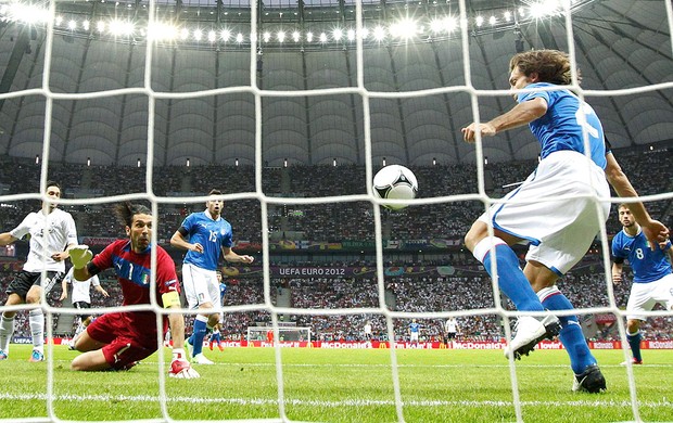Andrea Pirlo na partida da Itália contra a Alemanha (Foto: Reuters)