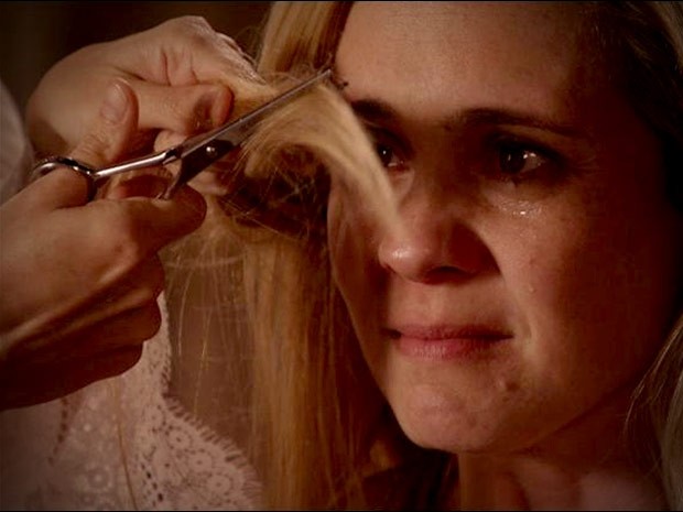 Carminha chora ao ver seu Nina cortando suas madeixas (Foto: Avenida Brasil / TV Globo)