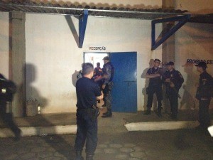 Policiais entrando no presídio Urso Branco (Foto: Vanessa Vasconcelos/G1)