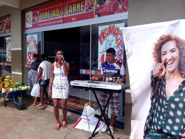 Conceição canta aos sábado na entrada de açougue (Foto: Genival Moura/G1)