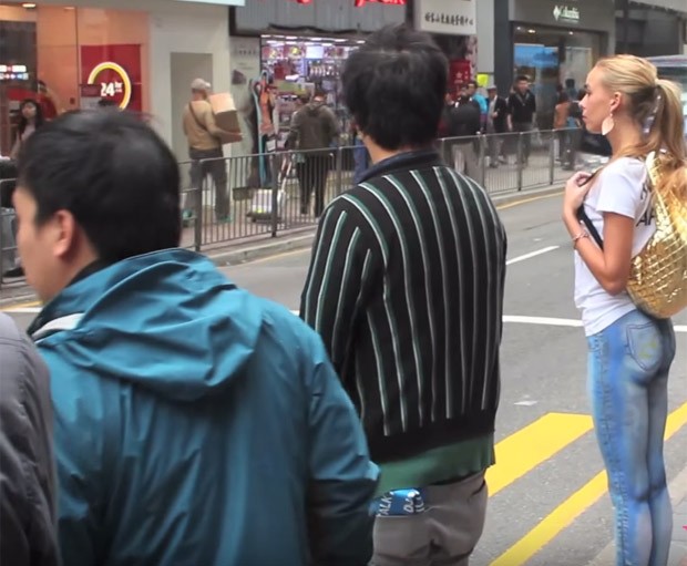 Modelo anda nua pelas ruas de Hong Kong (Foto: Reprodução)