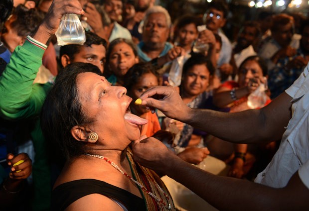 Indianos engolem peixe vivo para tratar problemas respiratórios (Foto: Noah Seelam/AFP) Indianos engolem peixe vivo para tratar problemas respiratórios (Foto: Noah Seelam/AFP)