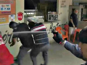 PM utiliza spray de pimenta diante de grupo durante tumulto (Foto: Reprodução/TVAM)