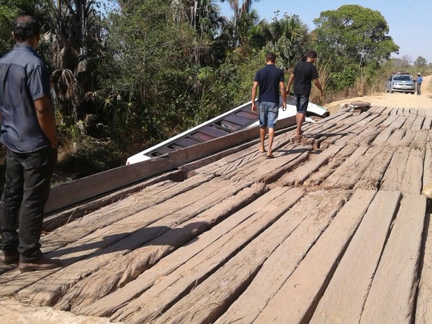ônibus que transportava 46 católicos caiu de uma ponte na zona rural de Peixe (Foto: Divulgação )