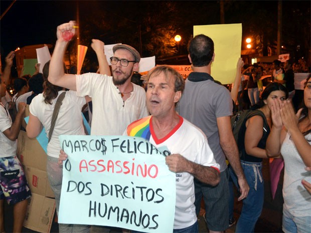 Manifestantes protestaram em frente a igreja liderada por Feliciano em Ribeirão Preto (Foto: Rodolfo Tiengo/G1)