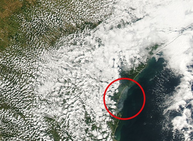 Foto tirada pelo satélite Aqua, da Nasa, mostra a fumaça da explosão de um depósito de fertilizantes em São Francisco do Sul (SC) (Foto: Nasa/Inpe)