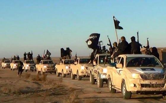 Estado Islâmico desfila armas e carros em Raqqa, Síria (Foto: AP)