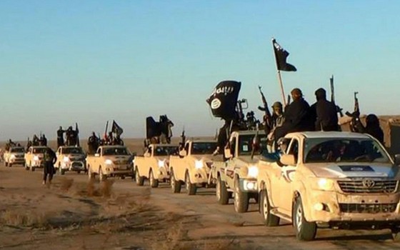 Estado Islâmico desfila armas e carros em Raqqa, Síria (Foto: AP) Estado Islâmico desfila armas e carros em Raqqa, Síria (Foto: AP)