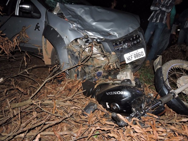 Por causa da batida, veículo ficou com a frente destruída (Foto: 190 Oline/ divulgação)