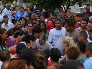 Pais e avós cheram em despedida a menina morta após ser atropelada em Piracicaba (Foto: Fernanda Zanetti/G1)