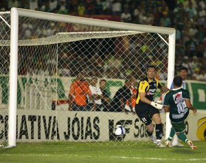 Marciano fez dois gols, na goleada por 6 a 2, sobre o Paysandu (Foto: Agência Diário)
