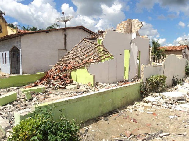 Casa de suspeito de estupro foi destruída por população em Ourém, PA. (Foto: Reprodução/TV Liberal)