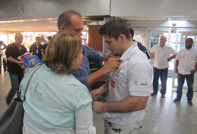 Victor Penalber ganha o carinho dos pais na chegada ao Rio de Janeiro (Foto: Thales Soares)
