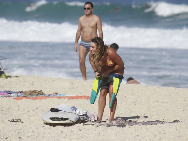 Luize Altenhofen na praia da Barra (Foto: Dilson Silva / AgNews)