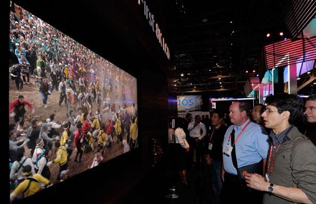 Protótipo de UHDTV com tela de 85 polegadas exibido pela Sharp na Consumer Electronics Show (CES) 2012. (Foto: Reuters)