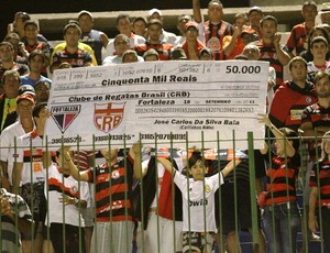 torcida do campinense binca com o crb - cheque gigante (Foto: Magnus Menezes / Jornal da Paraíba)