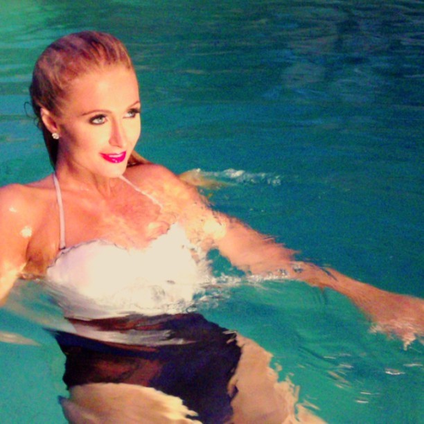Paris Hilton em sessão de fotos em piscina (Foto: Instagram/ Reprodução)