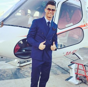 Cristiano Ronaldo posa depois da premiação (Foto: Instagram)