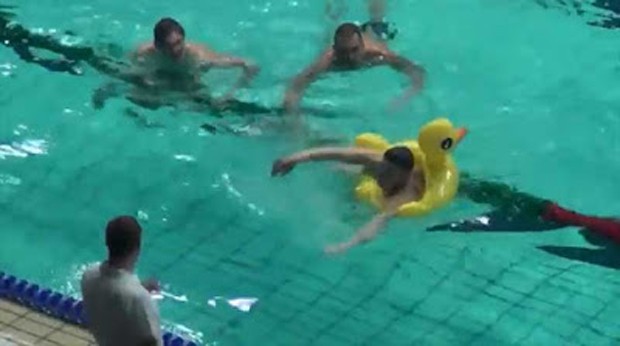 Com boia infantil, homem invadiu piscina durante seletiva olímpica da Rússia (Foto: Reprodução/YouTube/Ruptly TV)