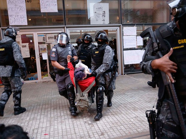 Polícia realiza reintegração de posse no Centro Paula Souza, Centro de São Paulo, na manhã desta sexta-feira (6). (Foto: Leonardo Benassatto/Futura Press/Estadão Conteúdo)