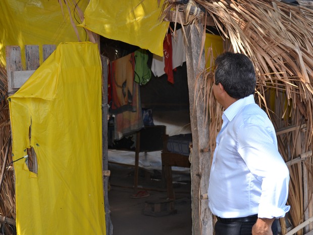 Abrigos feitos de palha servem de moradia para presidiários em Cariri (Foto: Dhian Carlo/Defensoria Pública do Tocantins)