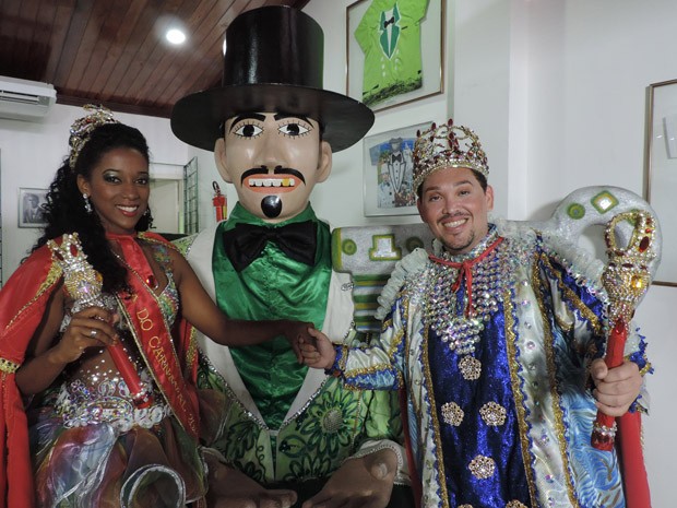 Rei e Rainha do carnaval desfilam junto com o Homem da Meia Noite (Foto: Simone Graf/G1)