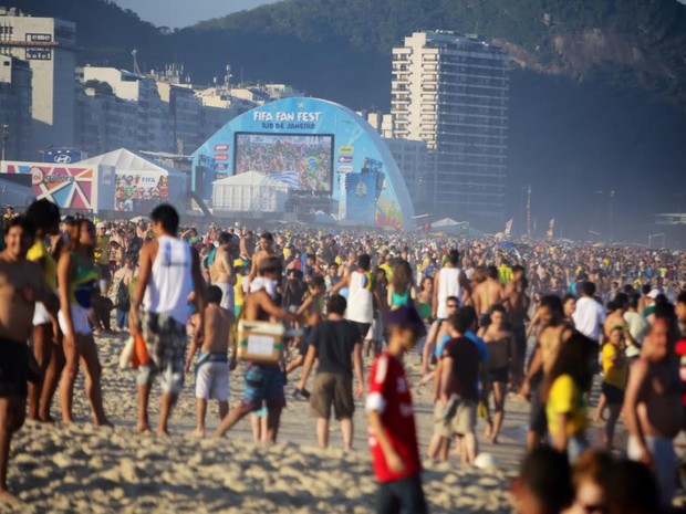 Torcedores começam a chegar no Fifa Fan Fest, em Copacabana, para assistir a partida entre Brasil e Colômbia  (Foto: Rodrigo Gorosito/G1)