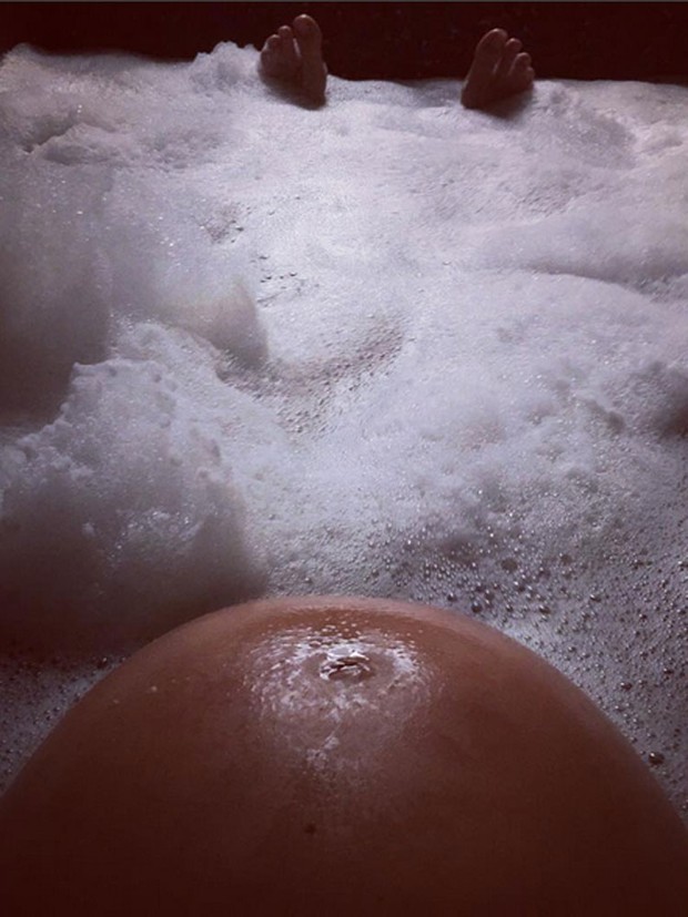 Behati Prinsloo, grávida, exibe o barrigão em banheira (Foto: Instagram/ Reprodução)