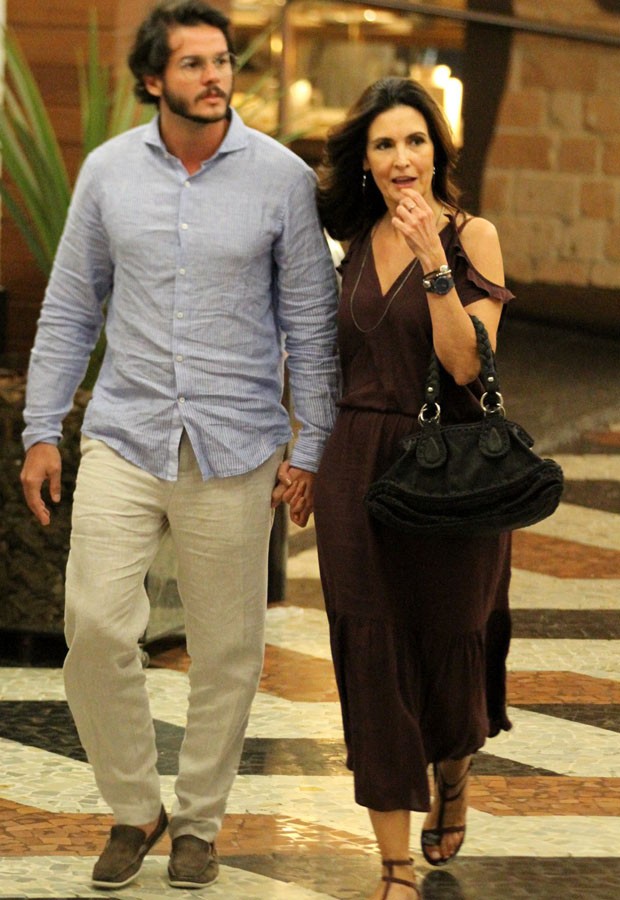 Fátima Bernardes passeia em clima de romance com moreno (Foto: Agnews ) Fátima Bernardes passeia em clima de romance com moreno (Foto: Agnews )