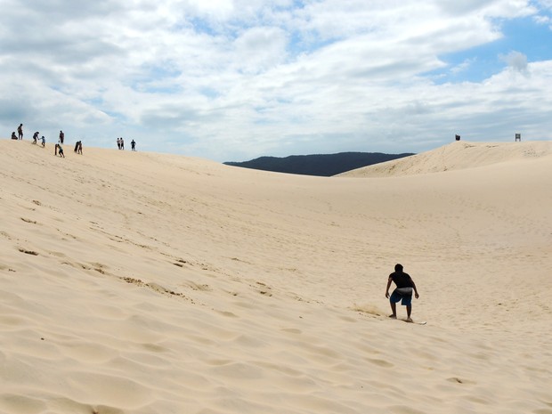 Pai e filhos aproveitam as dunas da Praia da Joaquina (Foto: Géssica Valentini/G1)
