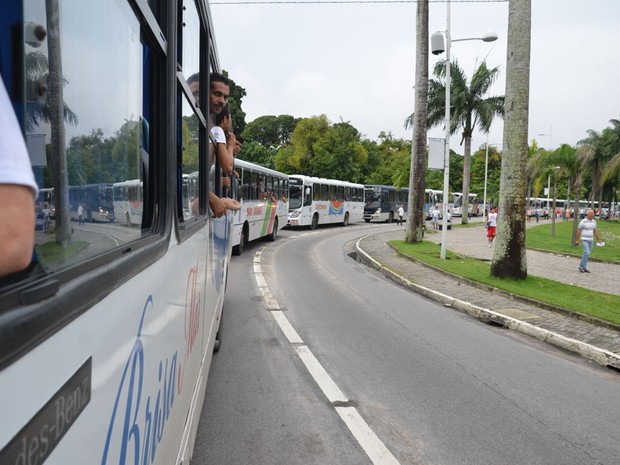 Representantes do Sindicato dos Motoristas de Ônibus da Paraíba participaram da manifestação (Foto: Walter Paparazzo/G1)