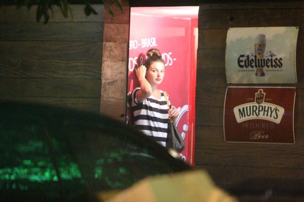 Isis Valverde em bar na Zona Oeste do Rio (Foto: Delson Silva/ Ag. News) Isis Valverde em bar na Zona Oeste do Rio (Foto: Delson Silva/ Ag. News)