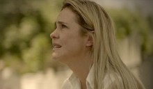 Carminha ajoelha e chora ao lado da cova de Max (Avenida Brasil/TV Globo)