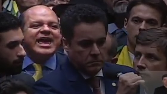 O deputado Francisco Floriano (de gravata amarela) no dia da votação do impeachment (Foto: TV Câmara/Reprodução)