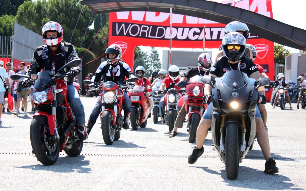 Evento reúne motociclistas fãs da Ducati em Misano, na Itália, em 2014 (Foto: Rafael Miotto / G1)