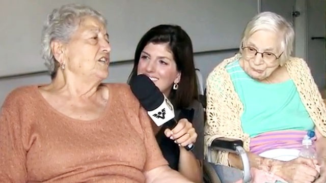 Marcela Pierotti conversa com idosas em lar de apoio (Foto: Reprodução/TV Tribuna)