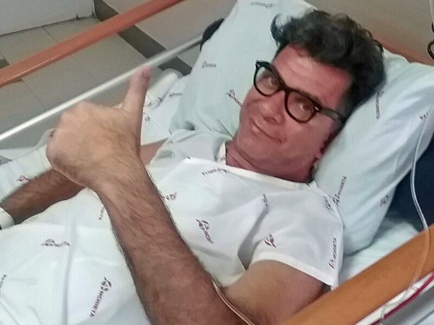 O ex-baterista da banda Engenheiros do Hawaii Carlos Maltz em quarto de hospital antes de passar por cirurgia (Foto: Arquivo Pessoal)