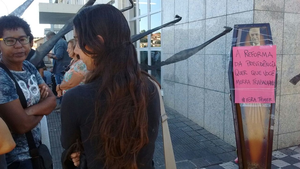 Manifestantes protestaram contra a reforma da previdência em frente a agências do INSS em Bauru (Foto: Arquivo Pessoal)