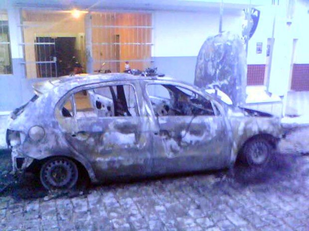 Carro da PM foi destruído pelo fogo em Jucurutu (Foto: Soldado Franco/PM)
